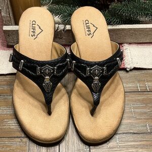 Cliffs Women's Black sandals flip flops
